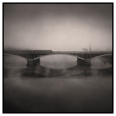 train crossing grosvenor bridge